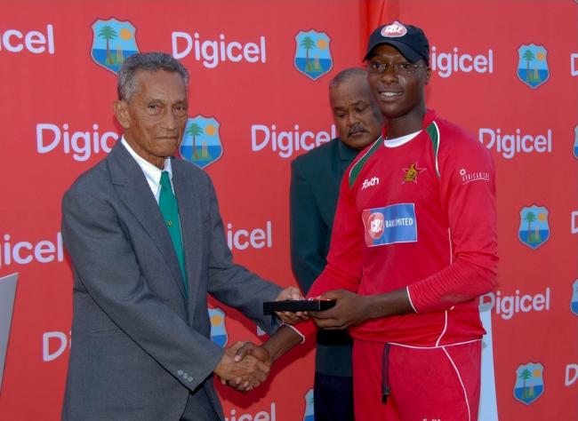 Ivor Mendonca presents Vusi Sibanda with his Man of the Match medal - Brooks La Touche Photo